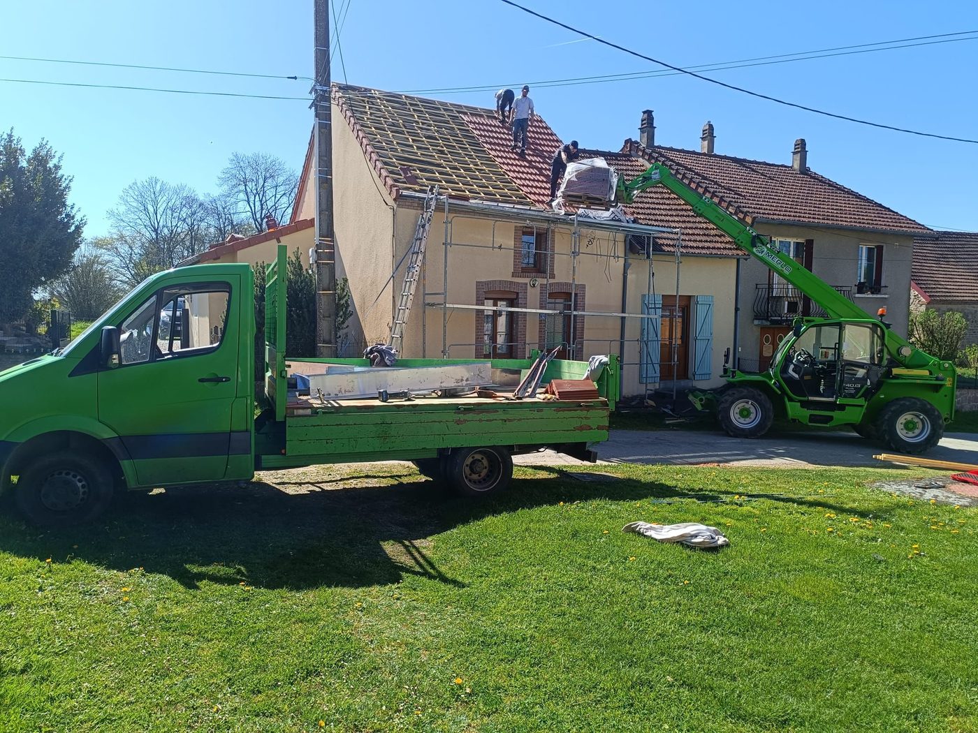 Réfection de couverture en plein bourg — couvreur M. TOUVERON près de Montluçon