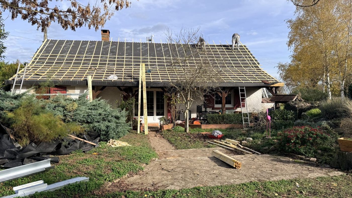 Couvreurs au liteaudage de la toiture — couvreur M. TOUVERON près de Montluçon