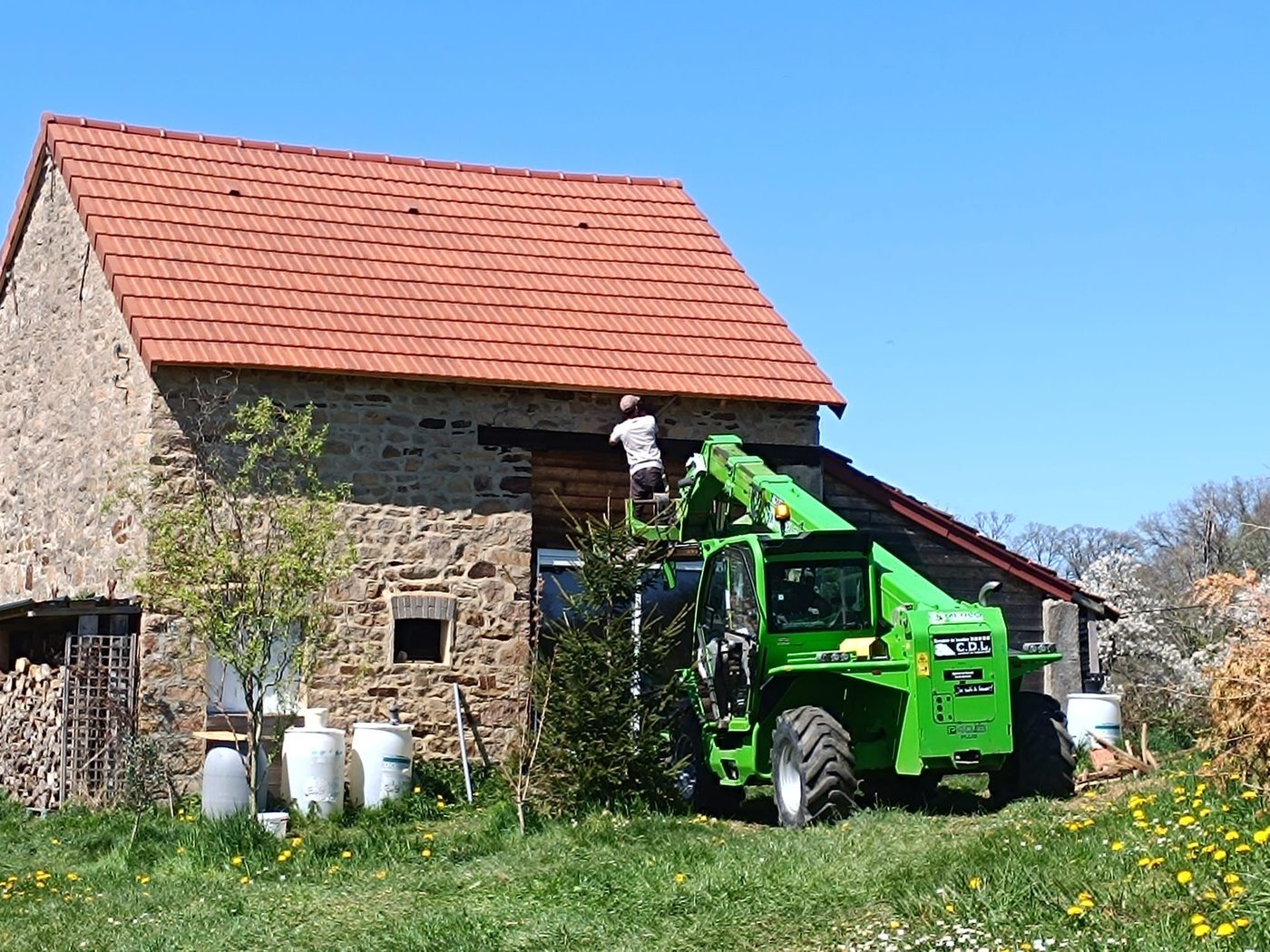 Réfection de toiture sur grange en pierre — couvreur M. TOUVERON près de Montluçon