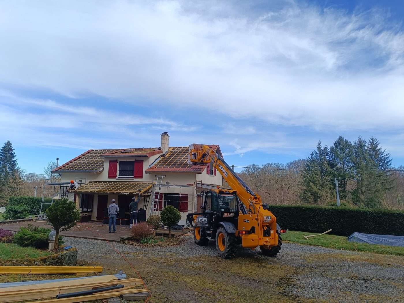 Chantier de réfection de toiture avec échafaudage — couvreur M. TOUVERON près de Montluçon