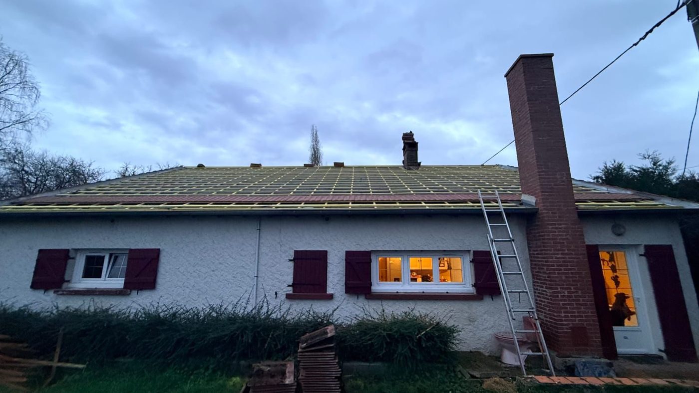 Liteaudage de toiture en fin de journée — couvreur M. TOUVERON près de Montluçon