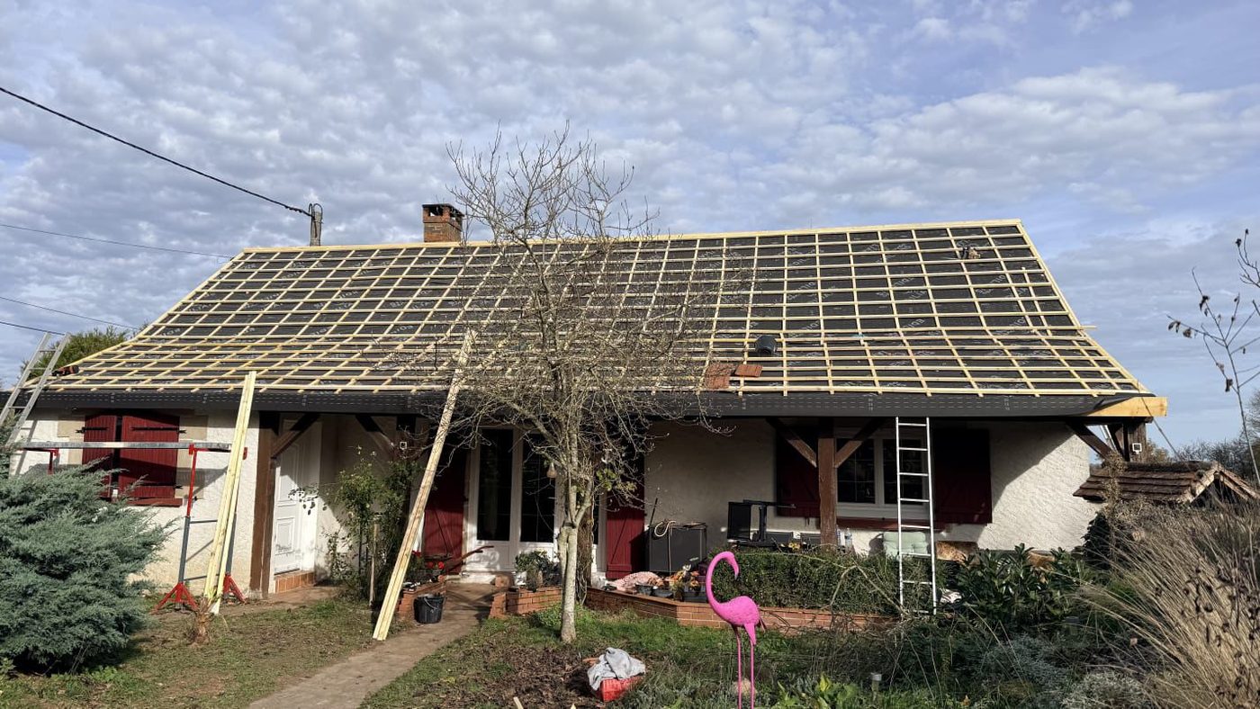 Réfection de toiture, liteaudage en cours — couvreur M. TOUVERON près de Montluçon