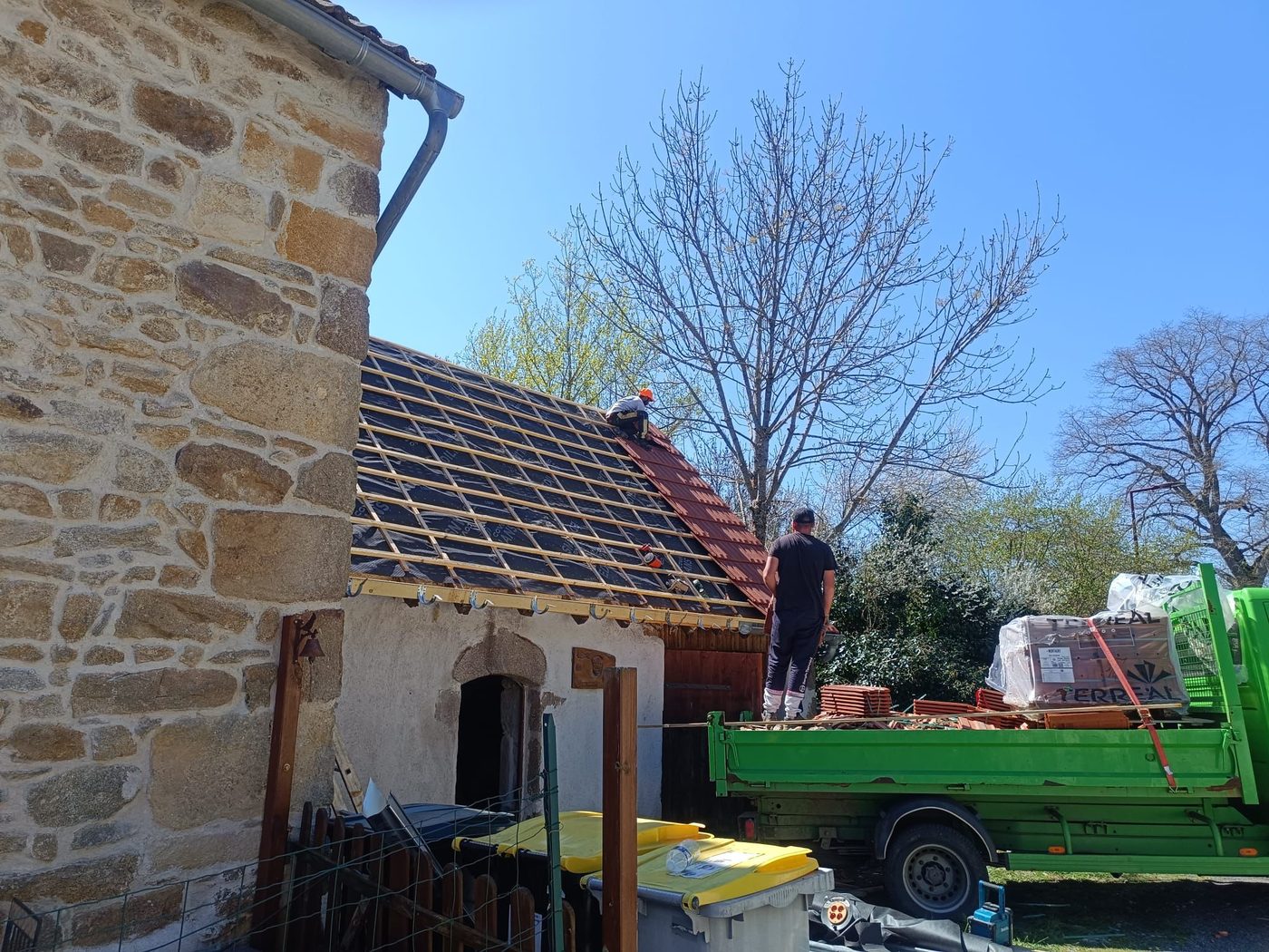 Couverture neuve en tuiles sur petite grange — couvreur M. TOUVERON près de Montluçon