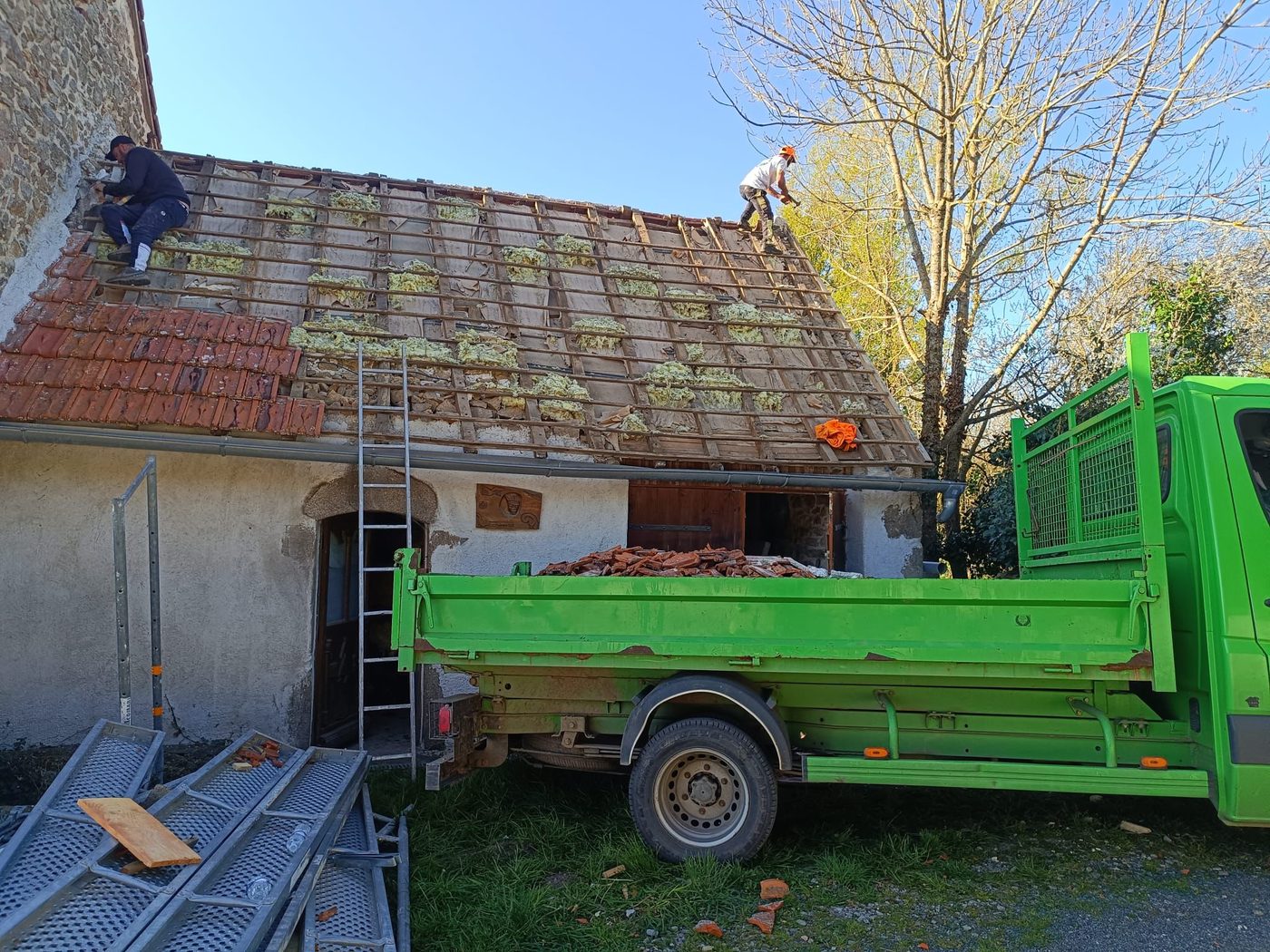 Dépose de l'ancienne couverture sur grange en pierre — couvreur M. TOUVERON près de Montluçon