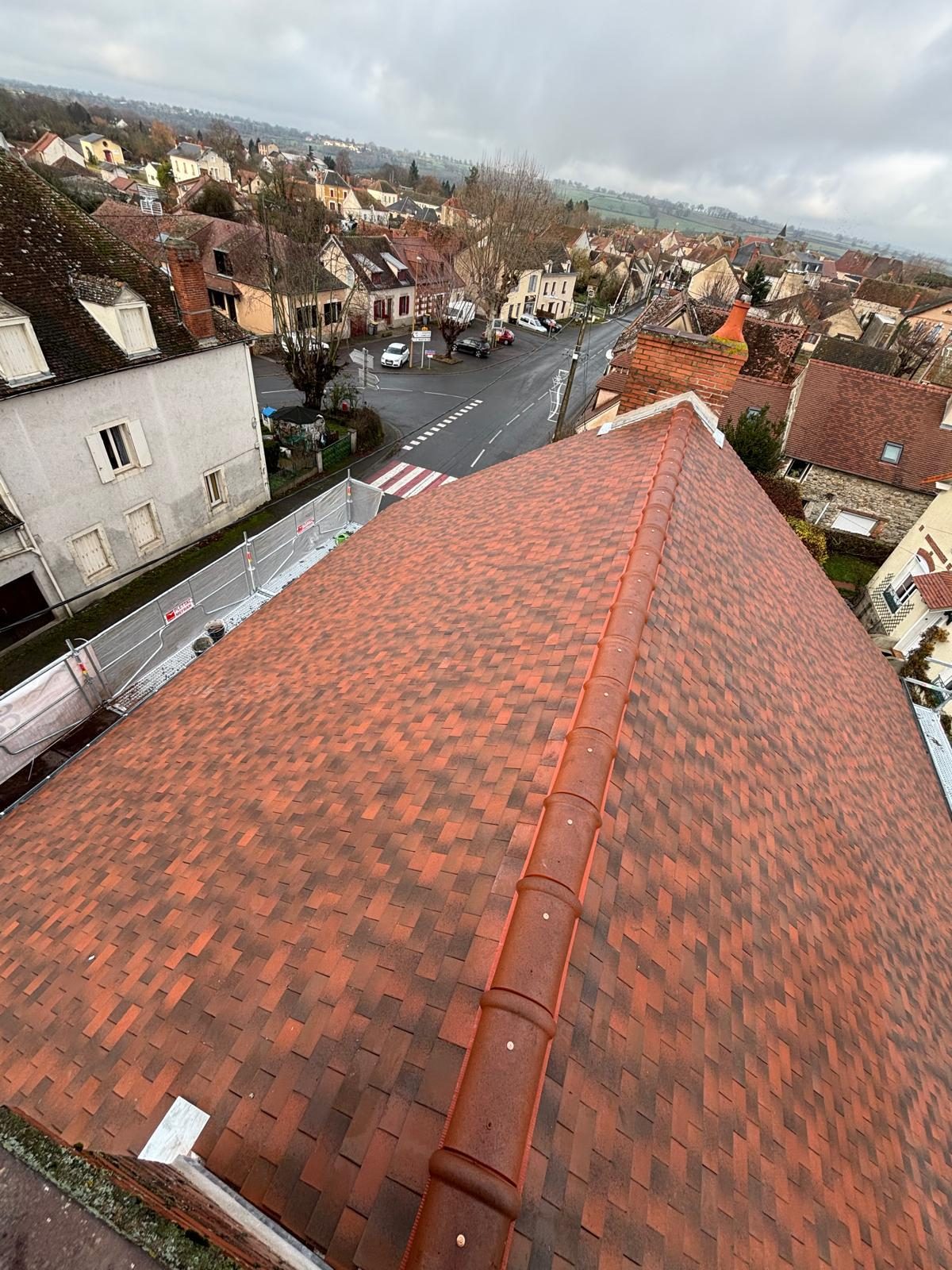 Faîtage et couverture en tuiles neuves — couvreur M. TOUVERON près de Montluçon