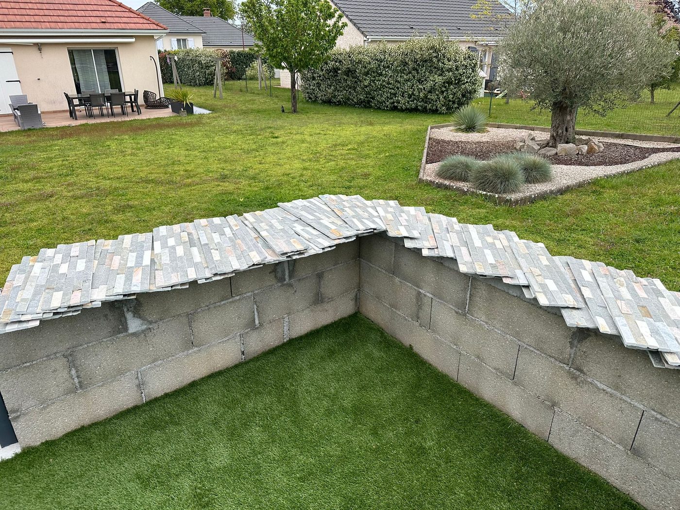 Mur de clôture, finition pierre — couvreur M. TOUVERON près de Montluçon