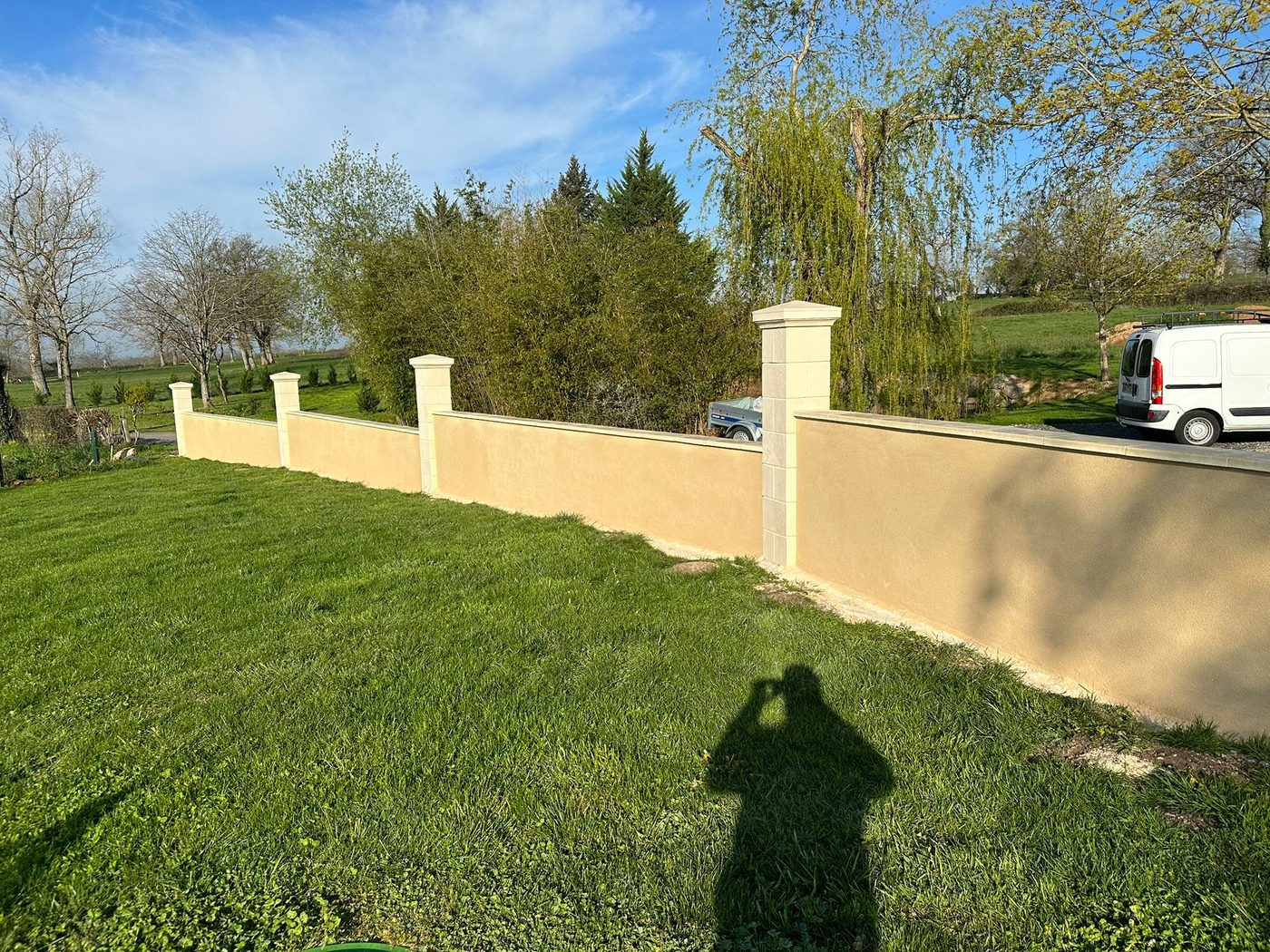 Mur de clôture et piliers — couvreur M. TOUVERON près de Montluçon
