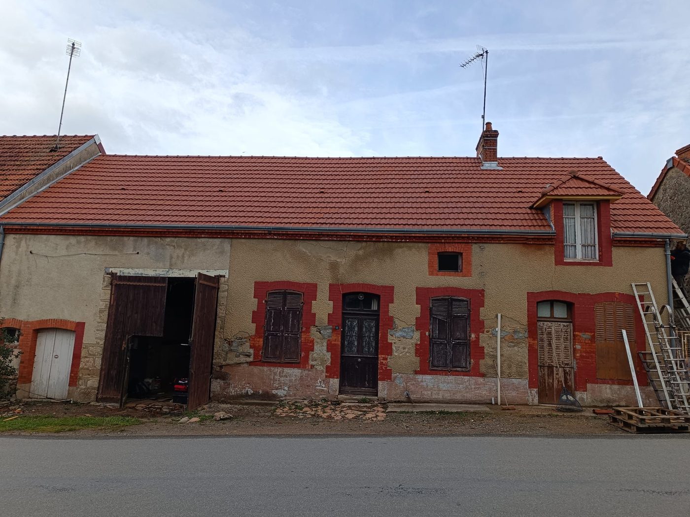 Toiture neuve sur longère aux encadrements de brique rouge — couvreur M. TOUVERON près de Montluçon