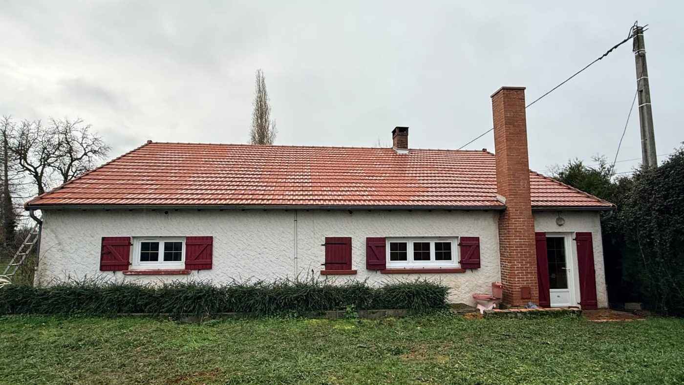 Toiture neuve, maison avec cheminée en brique — couvreur M. TOUVERON près de Montluçon